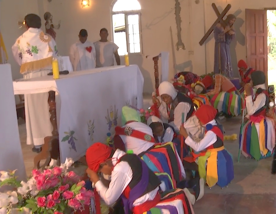 arrodillados en la iglesia